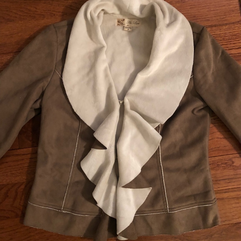 HUGE SALE🎉Super soft tan and white blazer